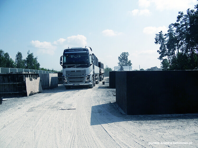 Transport szamb betonowych  w Górowie Iławeckim